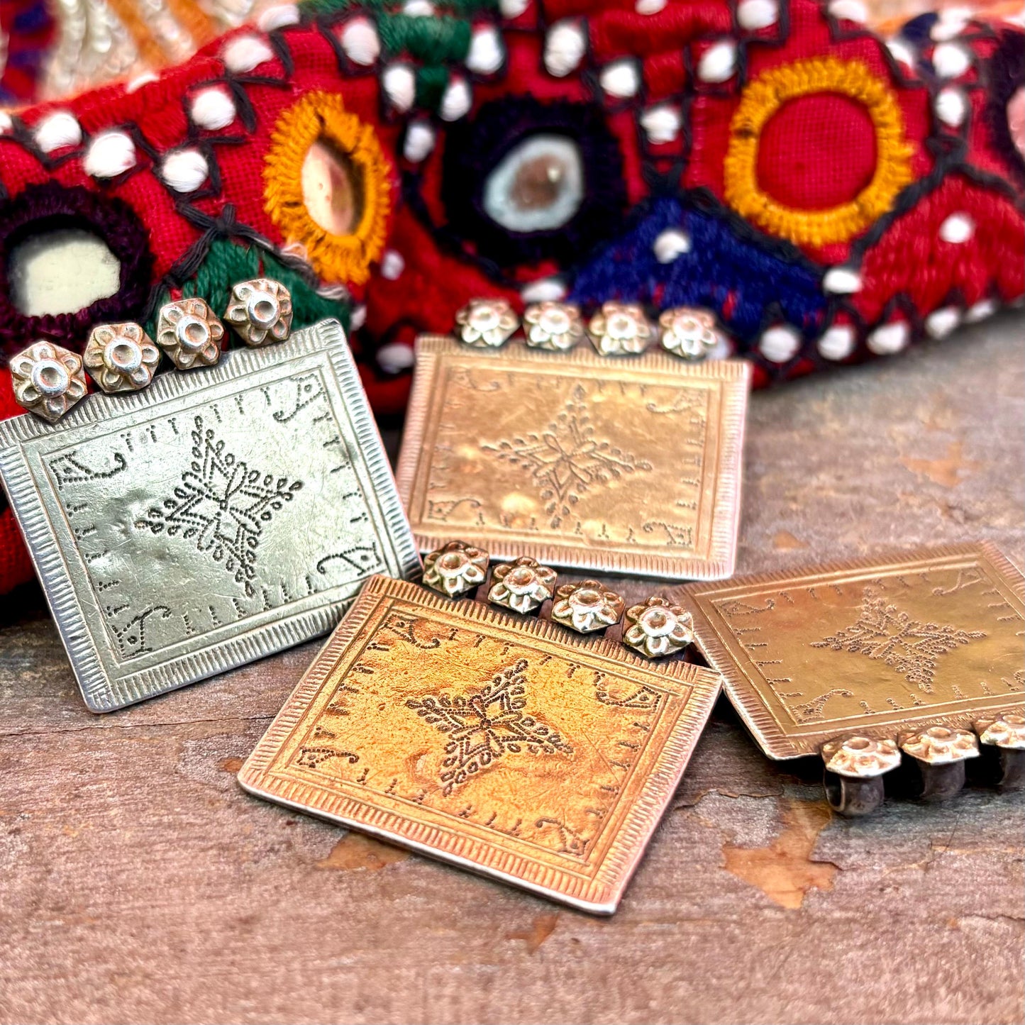 4 pendentifs tribal ethnique Turkmène Yomud, Pendentif rectangulaire ancien argent doré, Bijou asiatique oriental vintage, Antiquités Asie