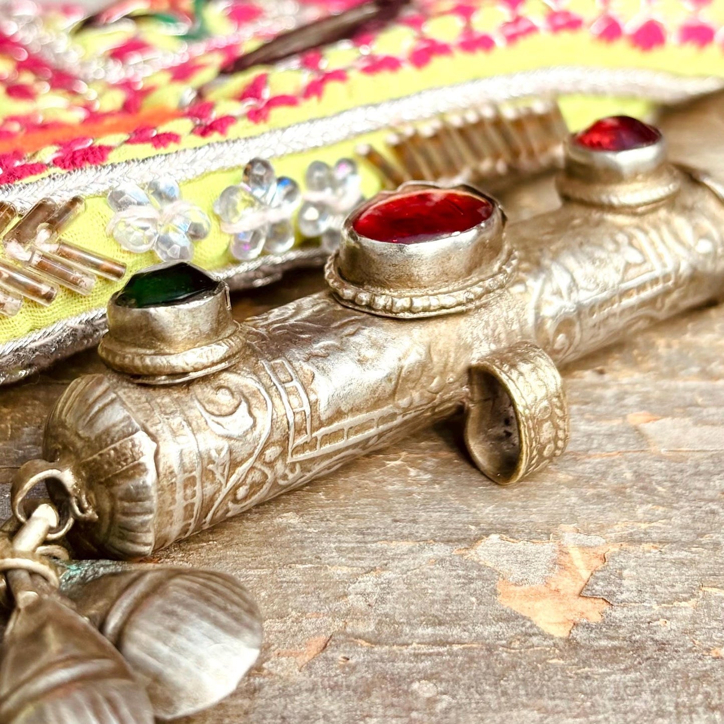 Pendentif tribal tube argenté rouge grelots Afghan, Danse orientale, Bijou tribal asiatique vintage, Collier tribu Kuchi gypsy boho festival