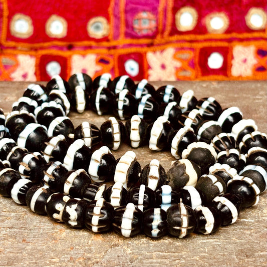 Perles de commerce anciennes, Perles de Venise anciennes, Perles noires et blanches, Perles verre anciennes, Perles à volants africaines