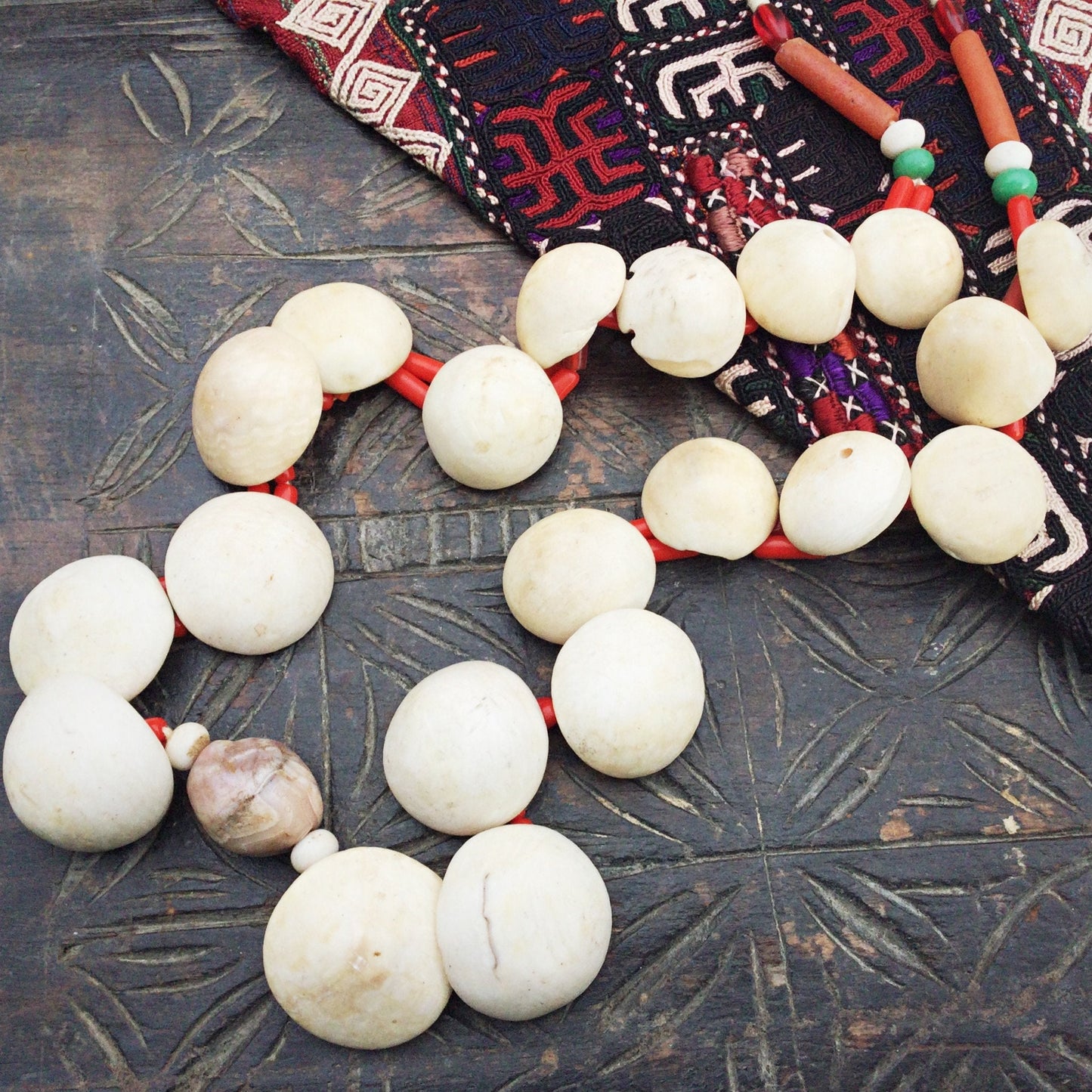 Collar antiguo de conchas de África Occidental, cuentas de comercio, collar étnico africano antiguo, joya étnica tribal de Malí y Mauritania.