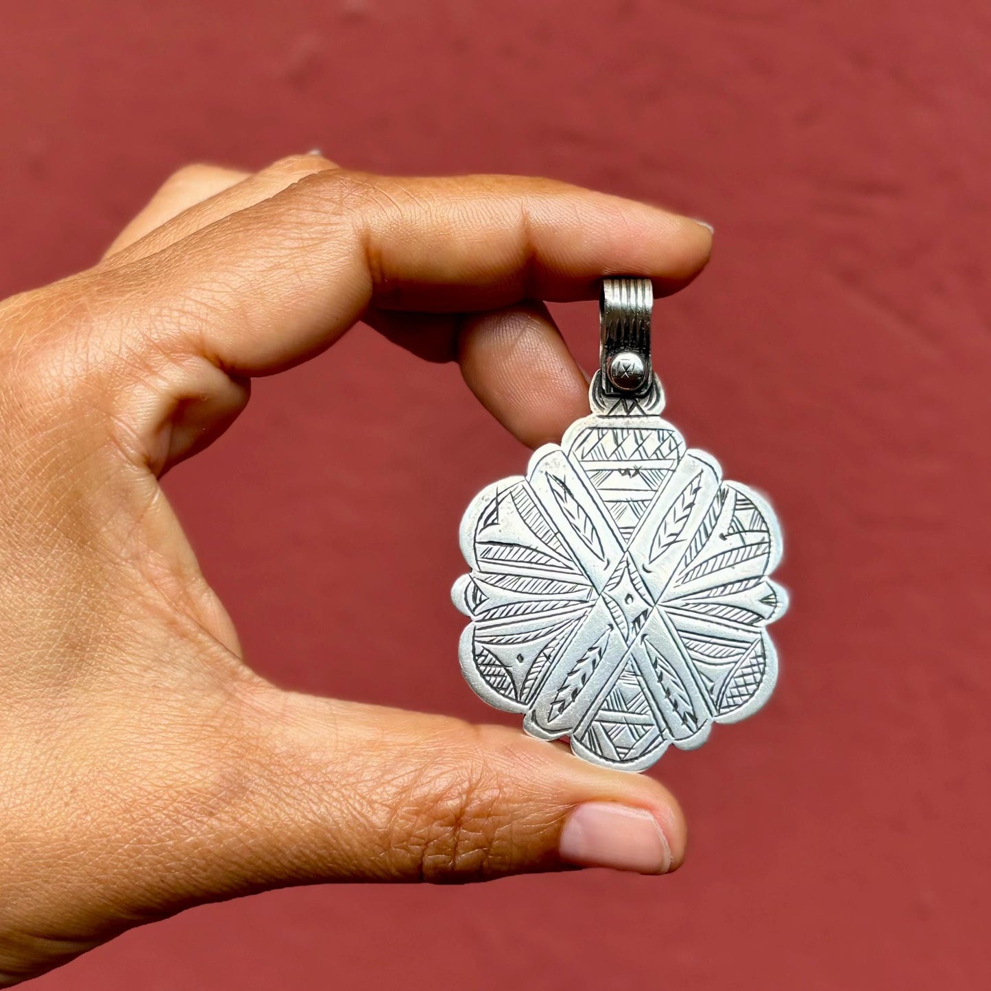 Pendentif Berbère argent gravé Maroc - Amulette tribale orientale ancienne