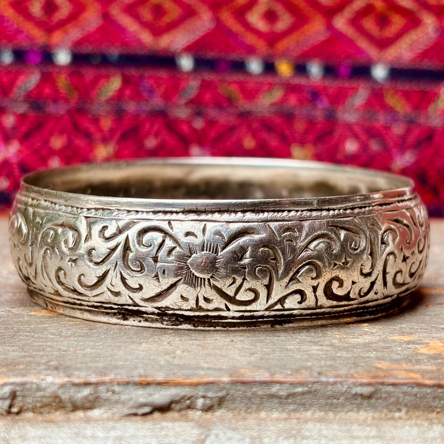 Bracelet Berbère ancien en argent - Jonc tribal ciselé du Maroc