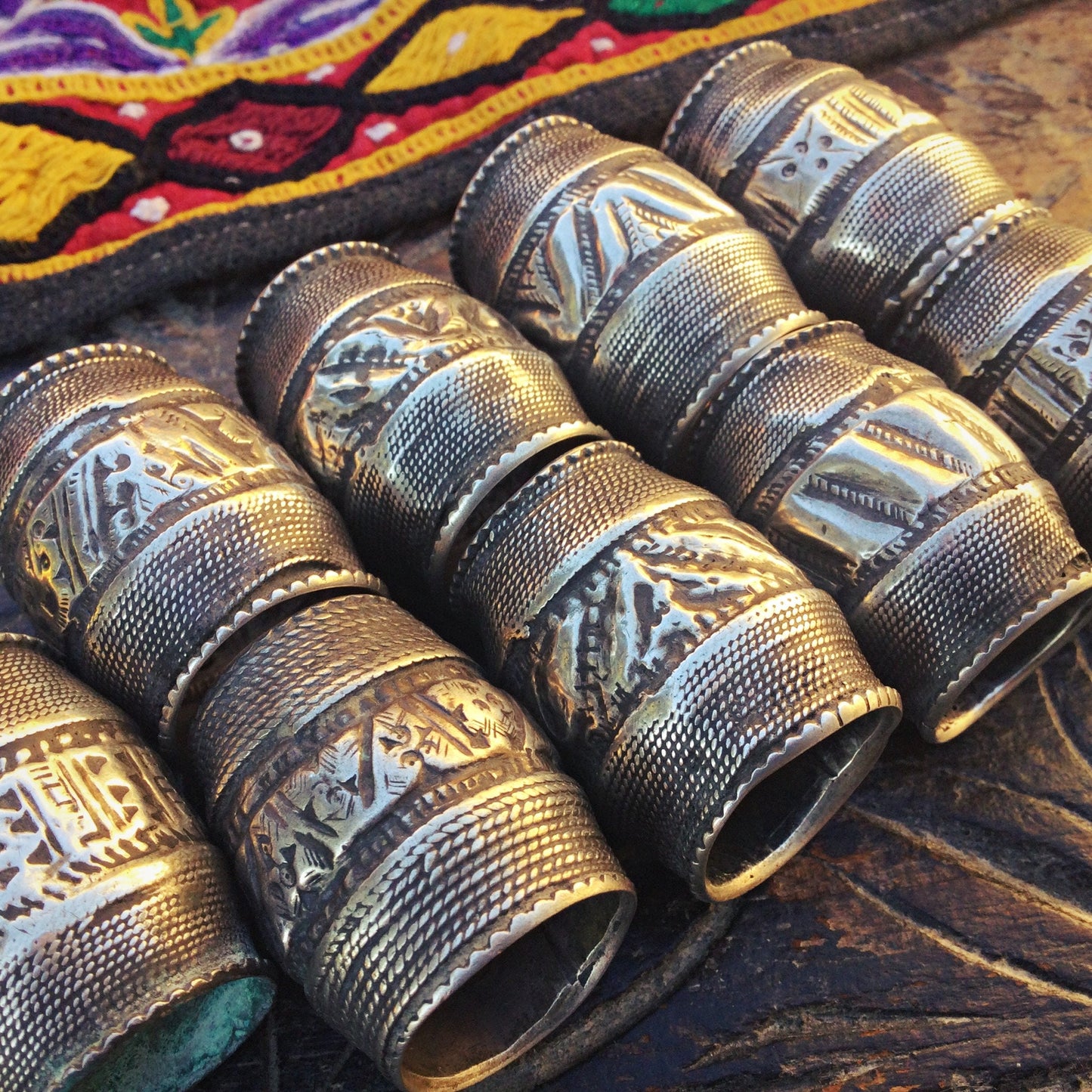 Lot de grosses perles antiques argent, Perles tribales Afghanes tonneau baril grand trou, Perles ethniques tribales vintage, Bijoux Turkmène