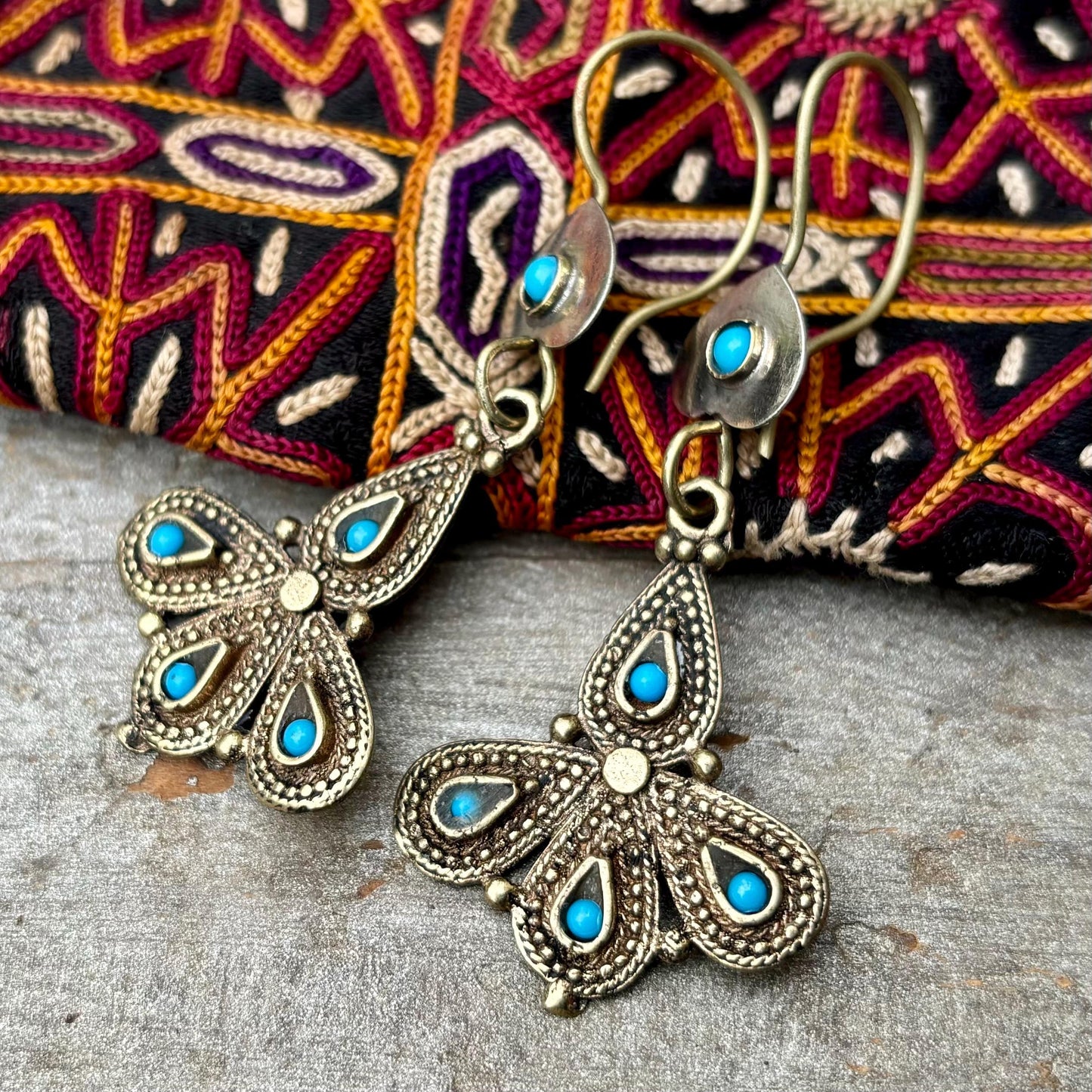 Pendientes boho orientales tribales étnicos, Joya afgana de la tribu Kuchi, Pendientes dorados y azules con pluma de pavo real, Regalo para mujer