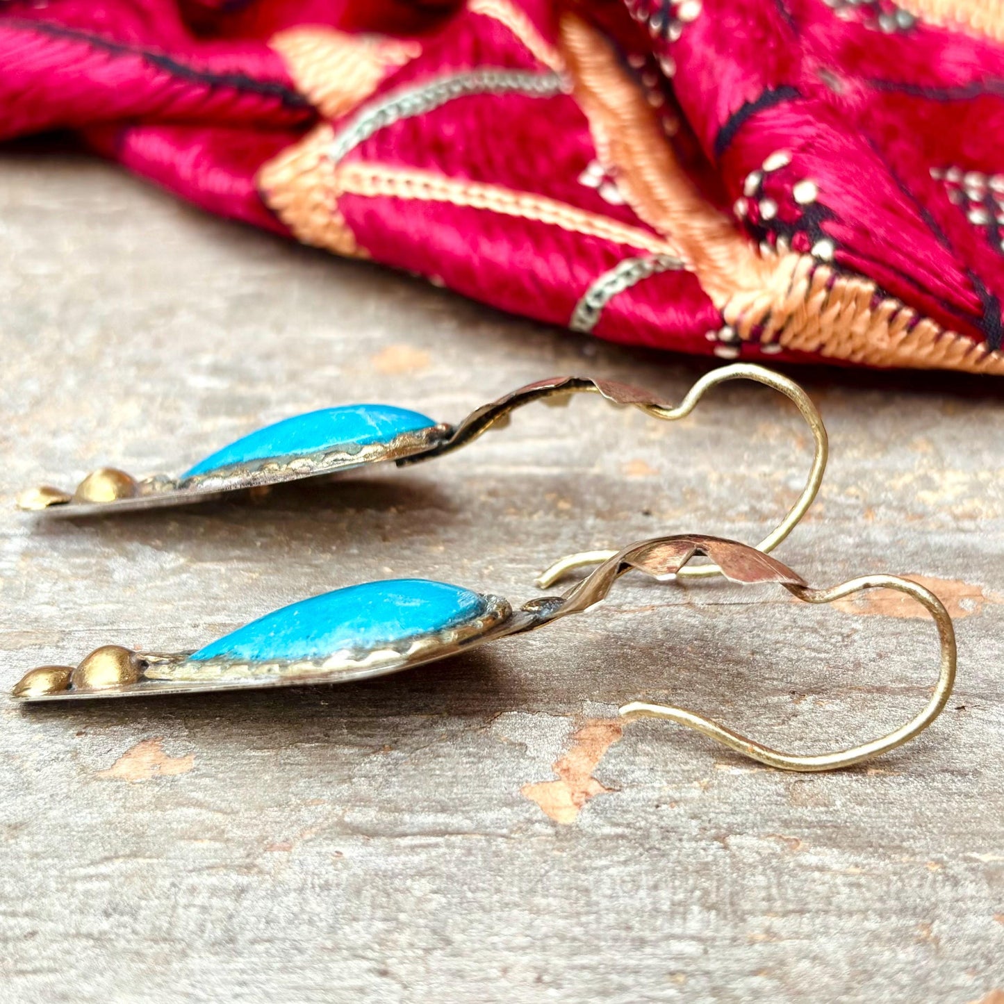 Boucles d’oreille turquoise argenté, Style boho oriental asiatique, Boucles d'oreille rigide tribal pierre bleue Inde, Bijou ethnique bohème