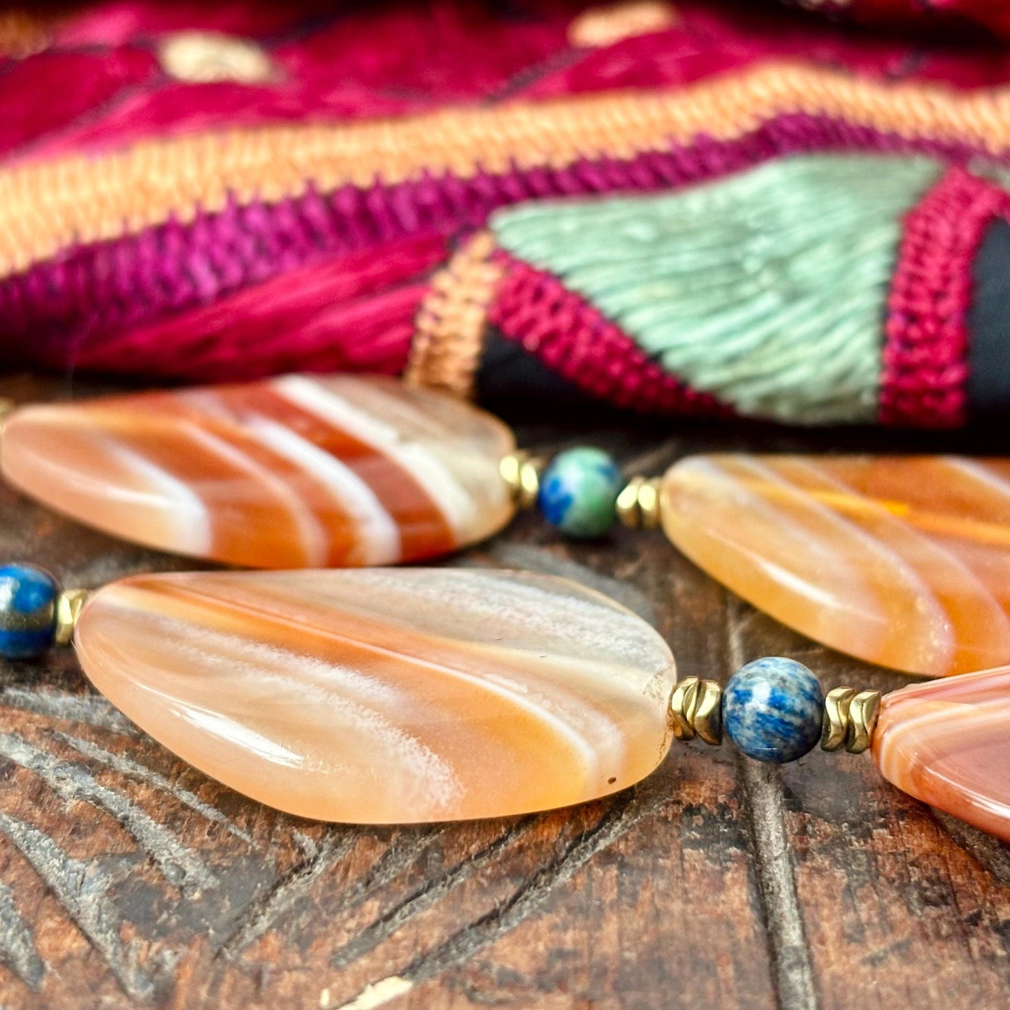 Eleganter Collier aus natürlichem Stein, handgefertigter Schmuck aus Karneol, Halskette aus Halbedelstein, flacher orangefarbener Achat, Geschenk für Frauen