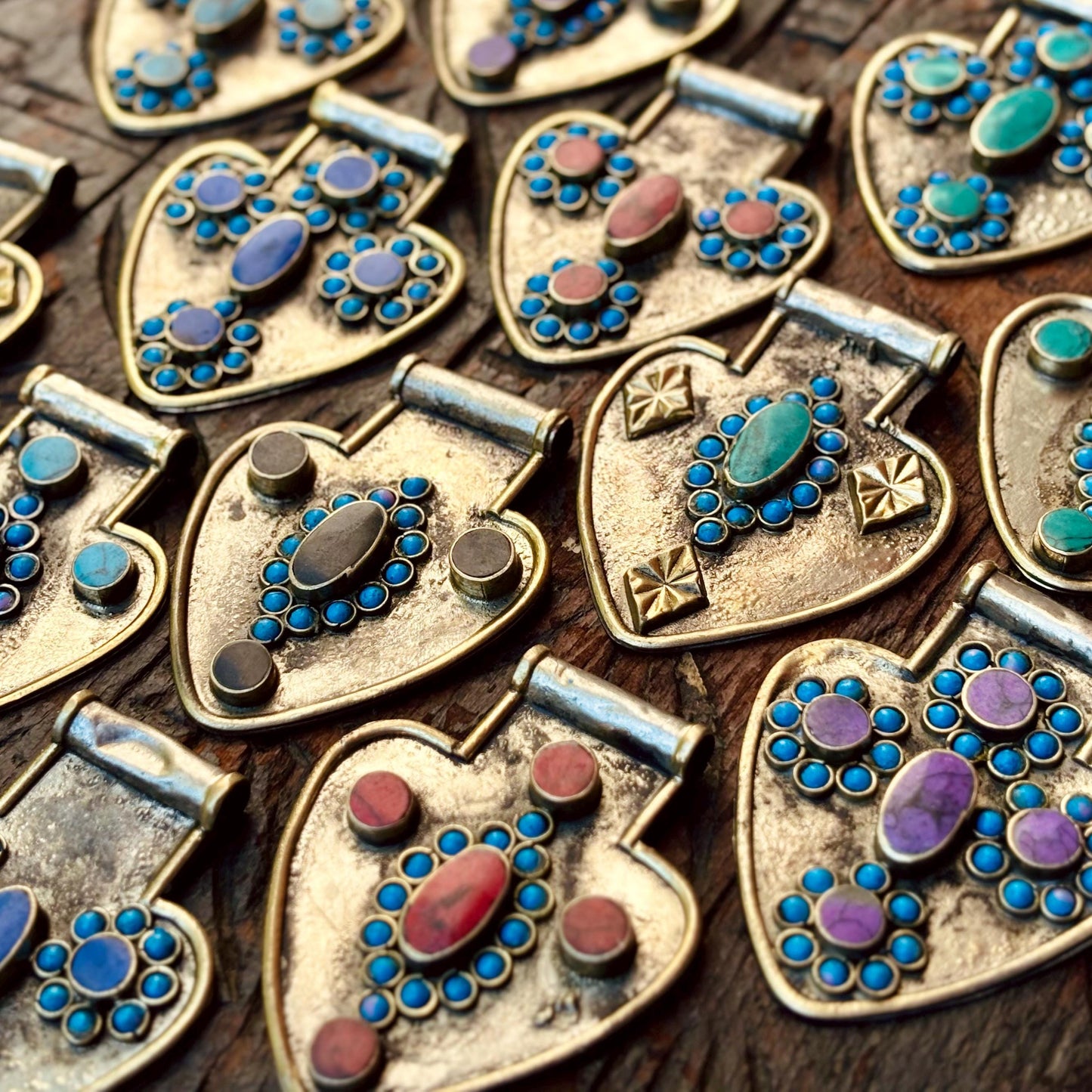 Pendentif argenté cœur avec pierre, Asyk tribal vintage, Bijou Turkmène ethnique ancien, Tribu nomade Asie, Bijou oriental festival, Cadeau