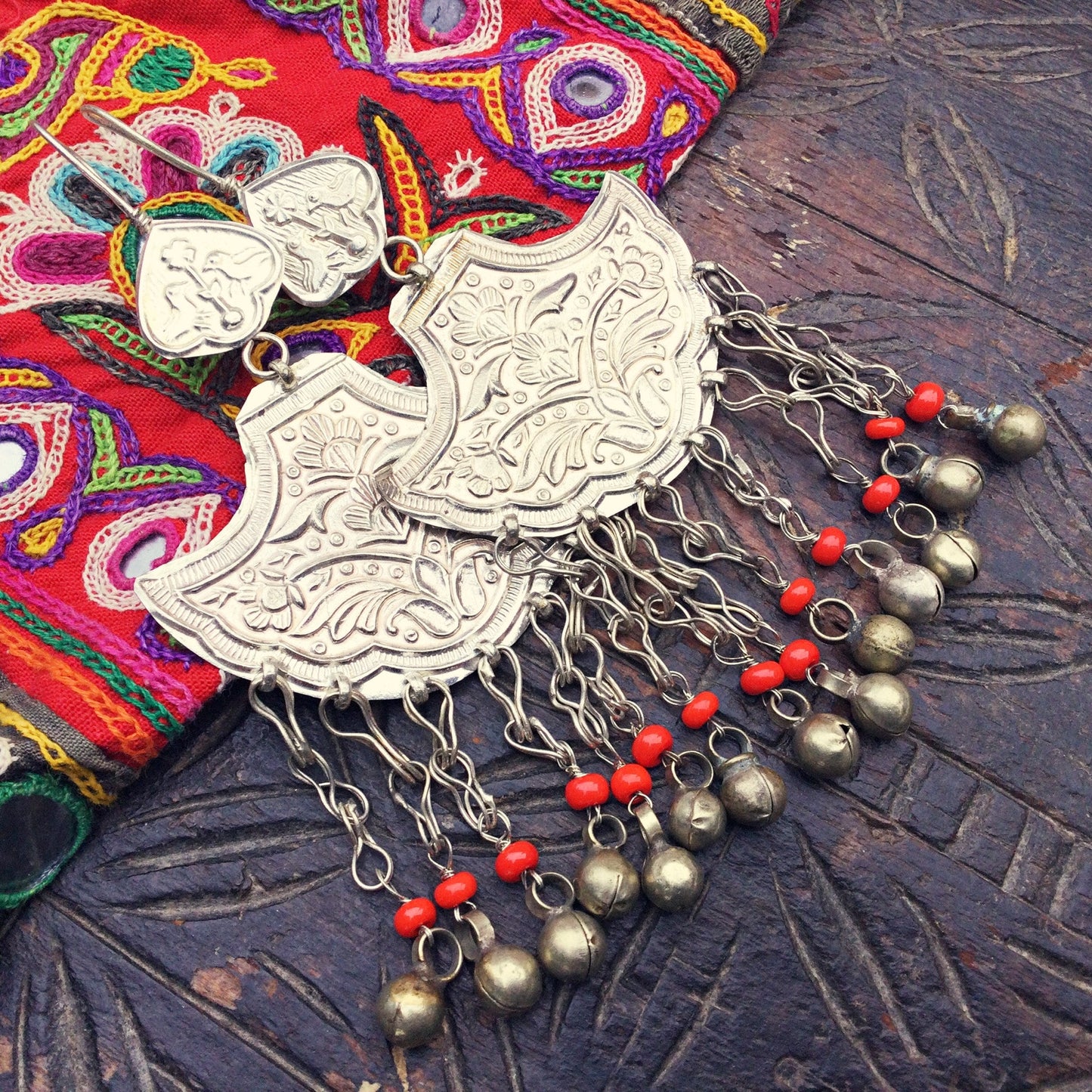 Große silberne orientalische Ohrringe mit Glocken, Boho ethnische Tribal Gypsy folkloristische Ohrringe, Bohemian Hippie Festival Schmuck