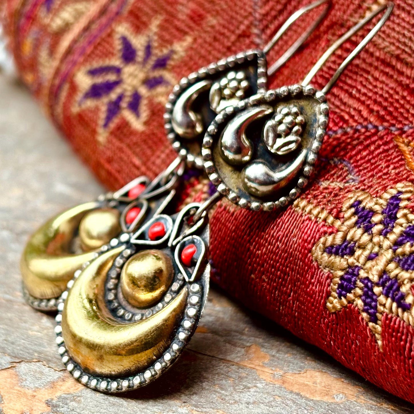 Boucles d'oreilles croissant de lune dorées afghanes - Bijou ethnique tribal oriental