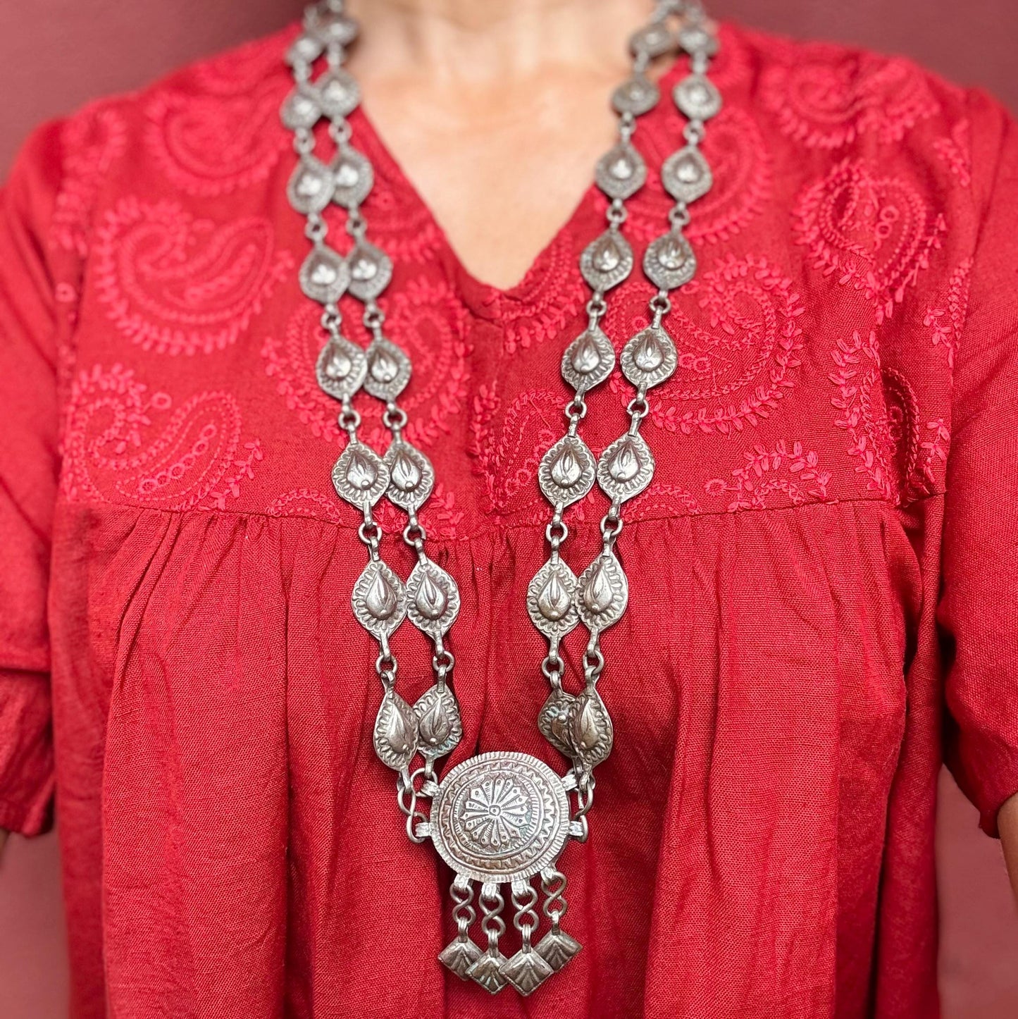 Collar largo doble hilera estilo boho tribal, collar antiguo de metal de Cachemira, India, vintage, tribal, collar étnico oriental hippie asiático para festivales.