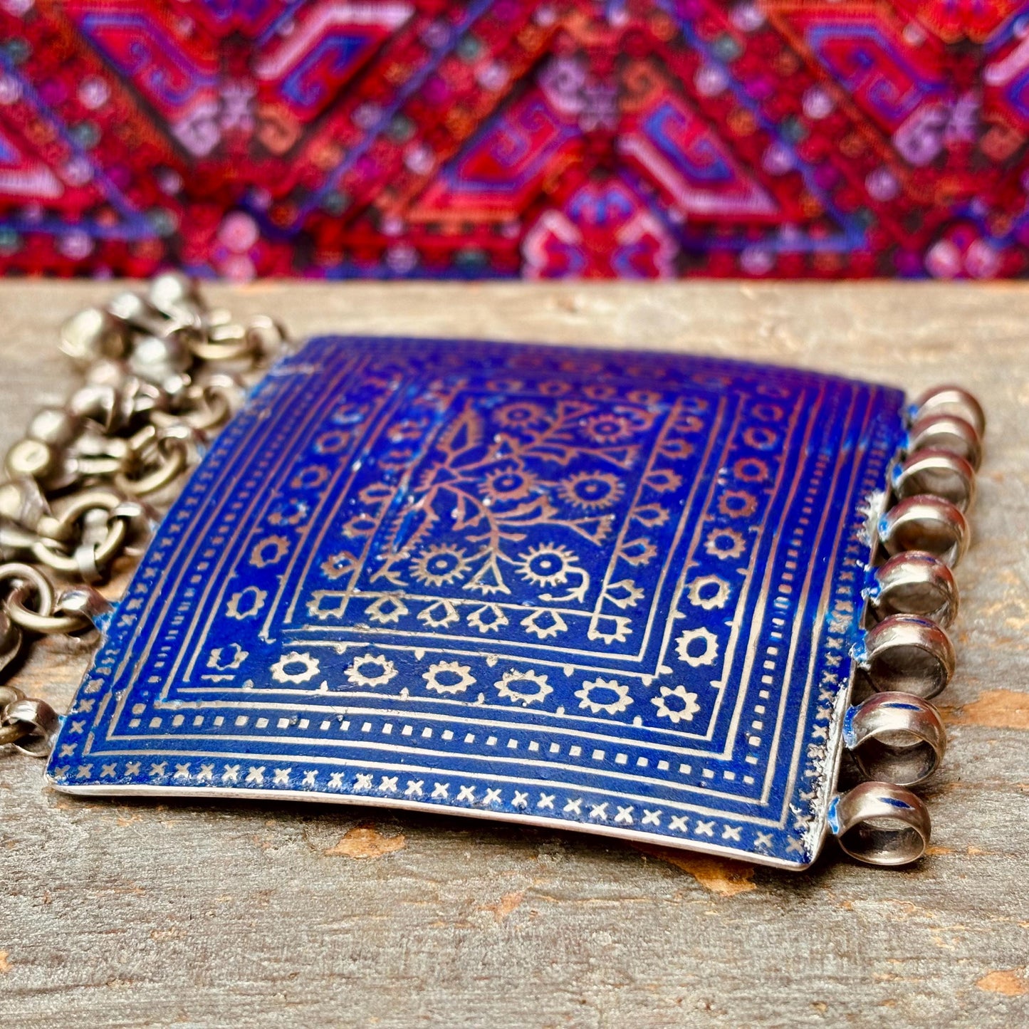 Rechteckiger emaillierter Silberanhänger, Blaue Emaille aus Multan Pakistan, Antikes Schmuckstück