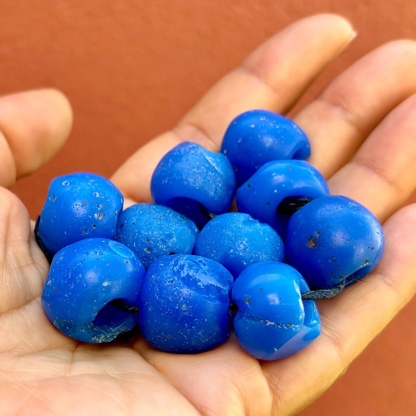 Grosses perles bleues anciennes, Perles de commerce africaines de collection, Verre bleu enroulé, Perles européennes antiques verre bleu vif