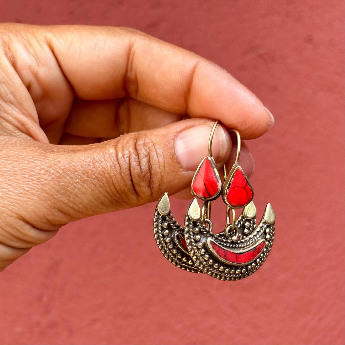 Boucles d’oreille lune pierre rouge, Boucles d’oreille croissant boho dorées pierre rouge tribales ethniques festival, Cadeau pour femme