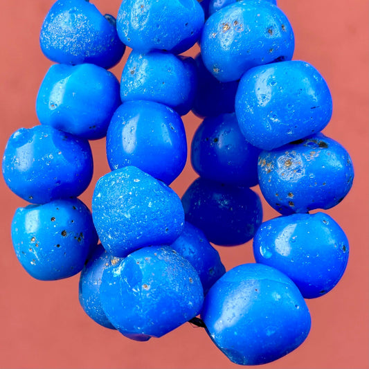 Grosses perles bleues anciennes, Perles de commerce africaines de collection, Verre bleu enroulé, Perles européennes antiques verre bleu vif