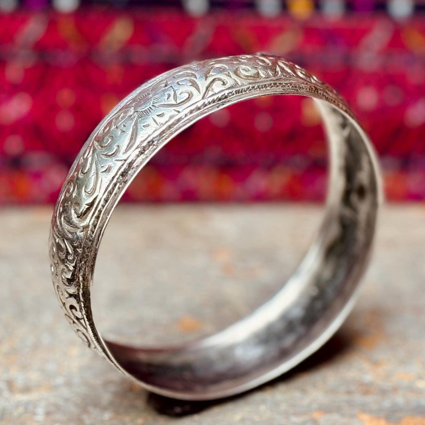 Bracelet Berbère ancien en argent - Jonc tribal ciselé du Maroc