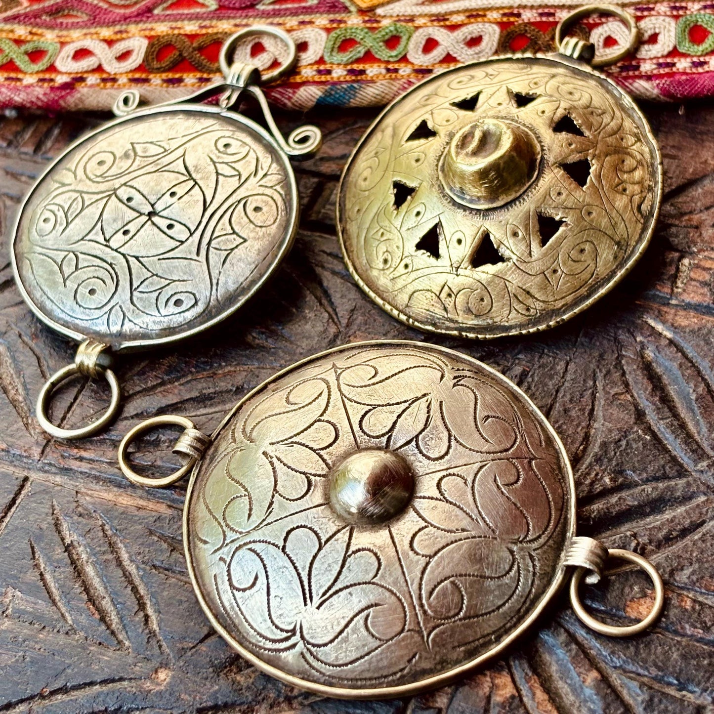 3 disques pendentifs ornement tribal, Boucle de ceinture ronde métal argenté, Charm ethnique afghan, Fabrication bijoux Danse orientale