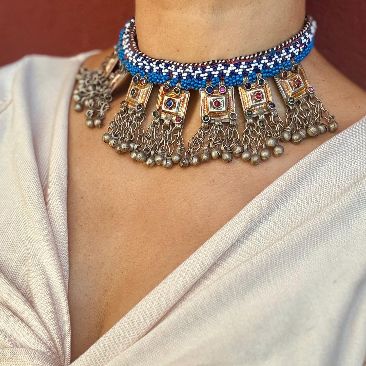 Collar gargantilla boho tribal oriental, collar corto con cuentas afganas de tribu nómada, collar con colgante étnico hippie gitano estilo tribal fusión.