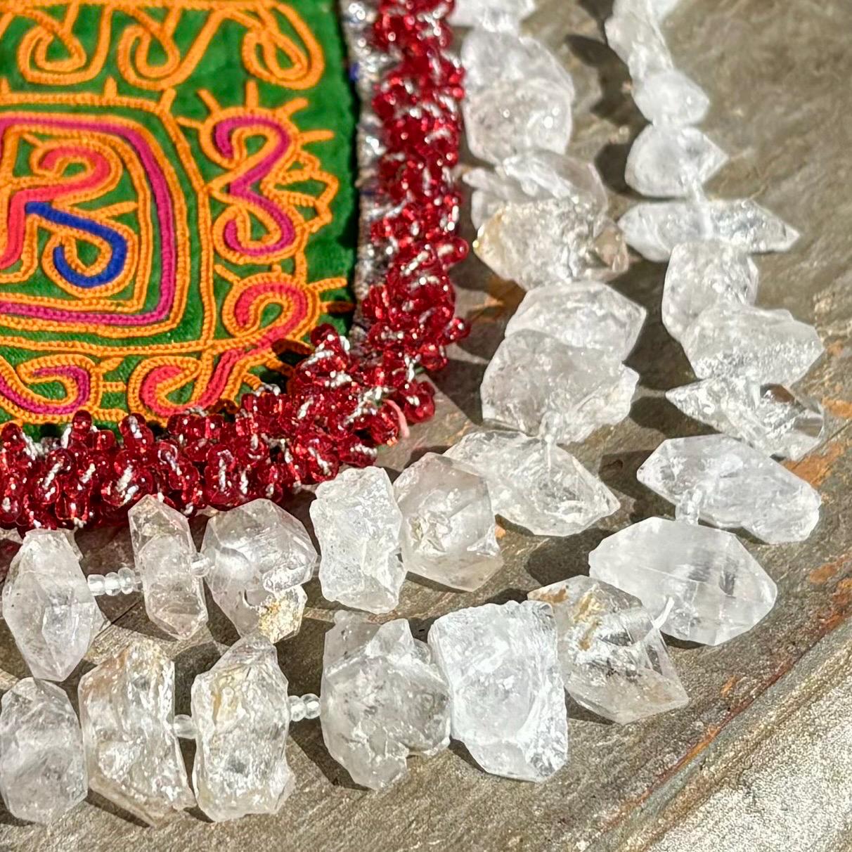 1 rang de perles cristal de roche, Perles pierre naturelle quartz brut, Perle pierre semi précieuse véritable, Pointe quartz cristal sur fil