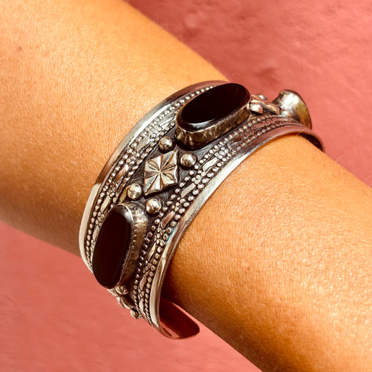 Bracelet manchette argenté pierre noire - Bijou ethnique turkmène artisanal