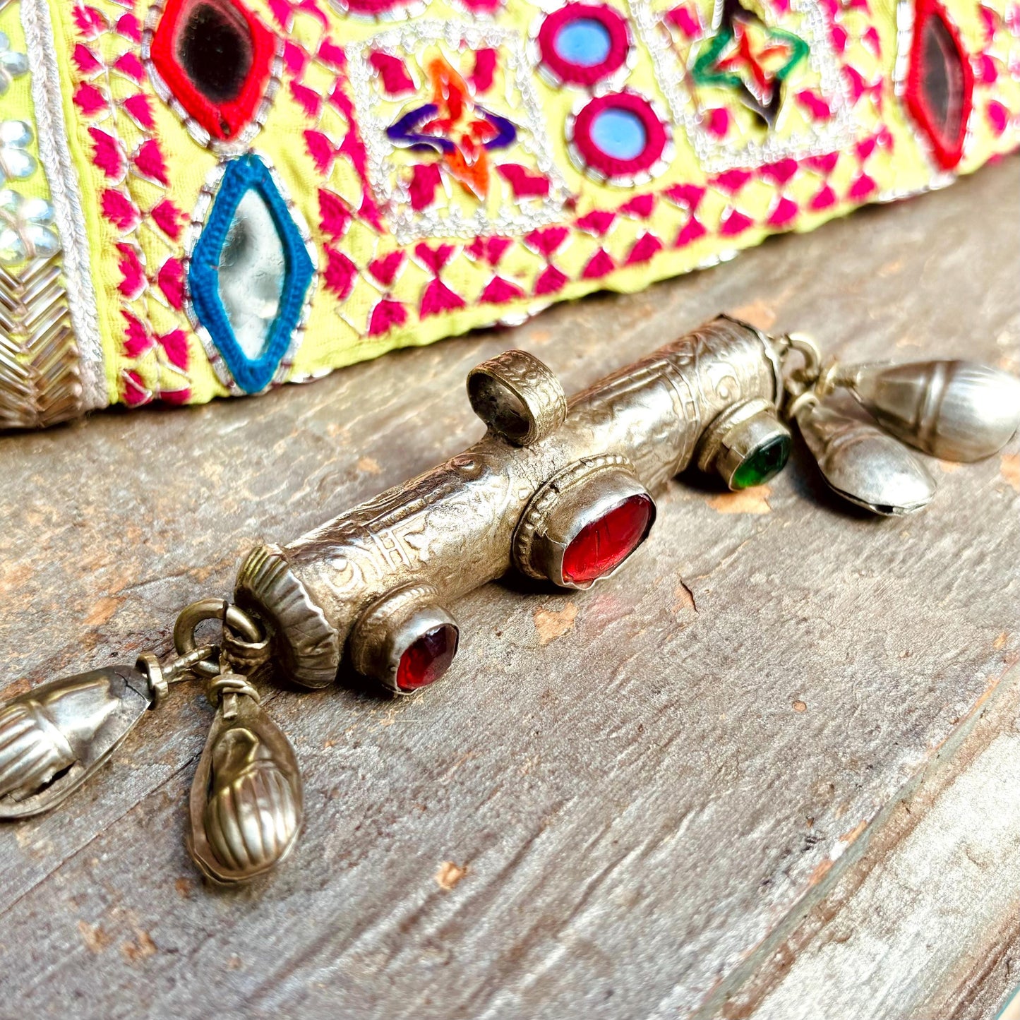 Pendentif tribal tube argenté rouge grelots Afghan, Danse orientale, Bijou tribal asiatique vintage, Collier tribu Kuchi gypsy boho festival