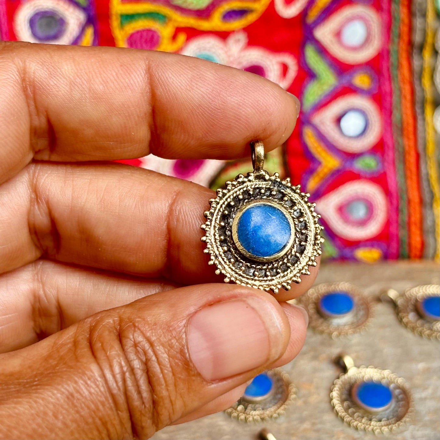 3 charms ronds lapis, Petit pendentif pierre bleue vintage ethnique afghan, Bijou tribu Kuchi tribal fusion, Création Fabrication de bijoux