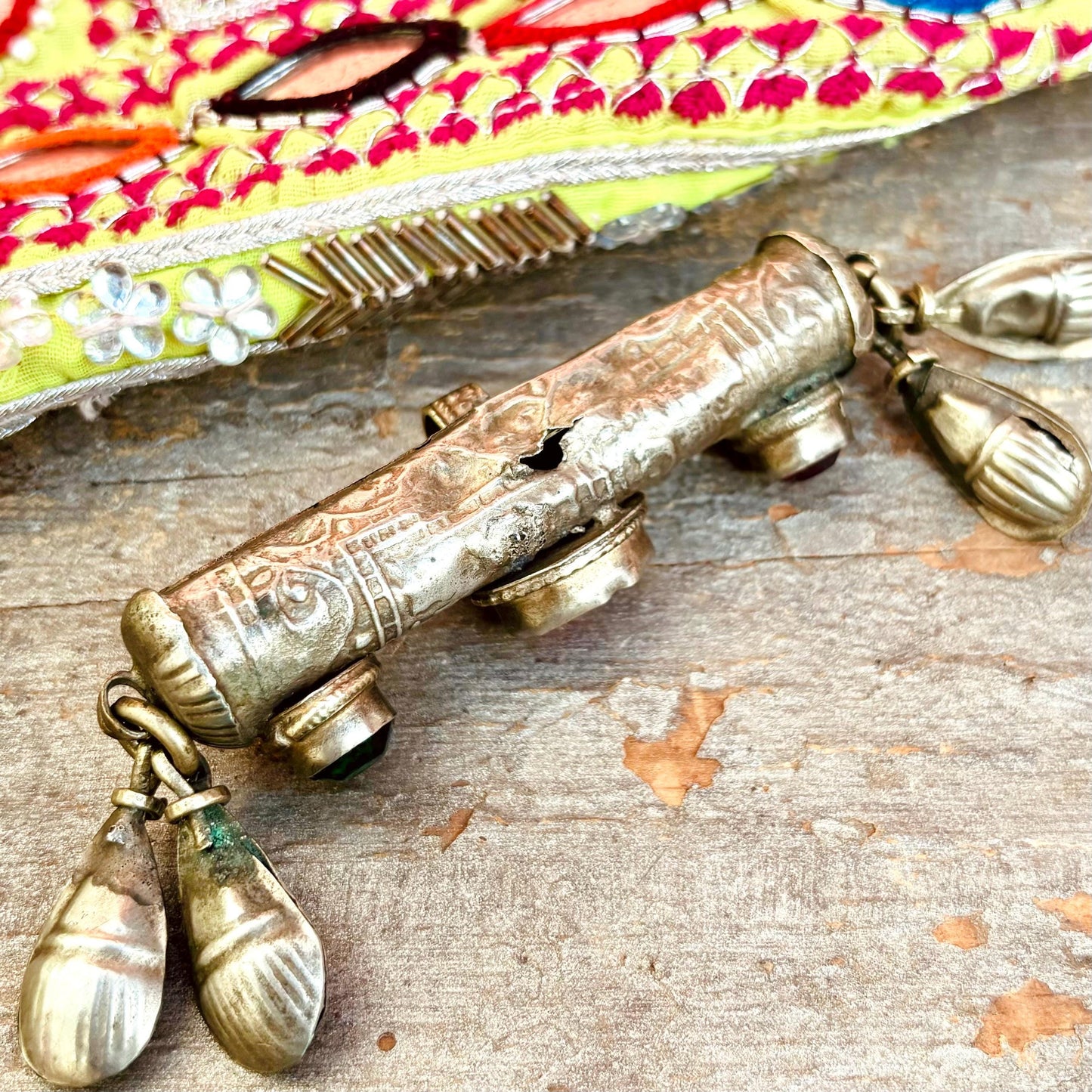 Pendentif tribal tube argenté rouge grelots Afghan, Danse orientale, Bijou tribal asiatique vintage, Collier tribu Kuchi gypsy boho festival