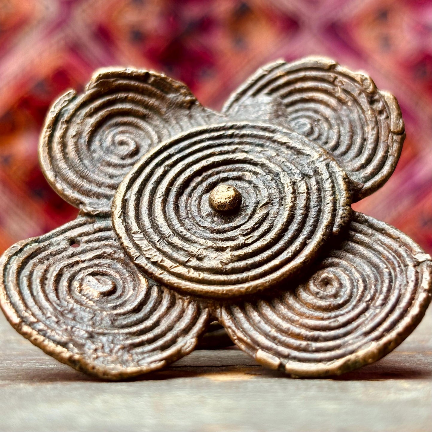 Bague Dogon bronze ancienne, Vieille bague africaine Mali nénuphar, Amulette talisman tribal, Bijou ethnique vintage Afrique de l'Ouest