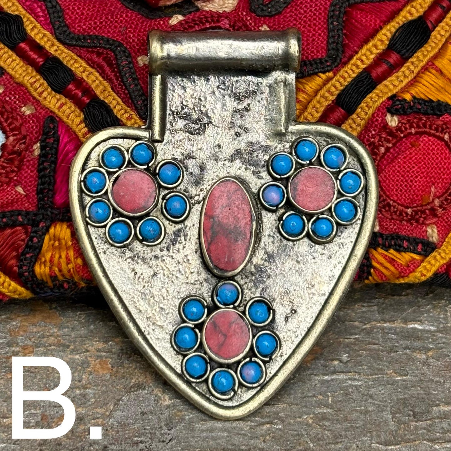 Pendentif argenté cœur avec pierre, Asyk tribal vintage, Bijou Turkmène ethnique ancien, Tribu nomade Asie, Bijou oriental festival, Cadeau