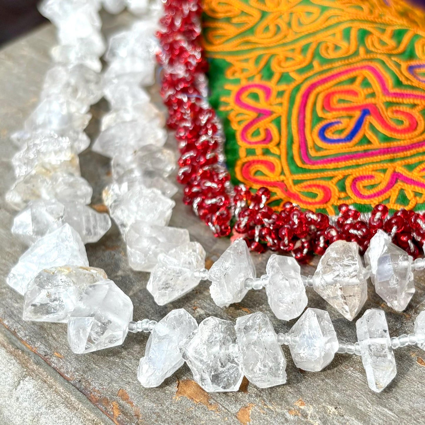 1 rang de perles cristal de roche, Perles pierre naturelle quartz brut, Perle pierre semi précieuse véritable, Pointe quartz cristal sur fil