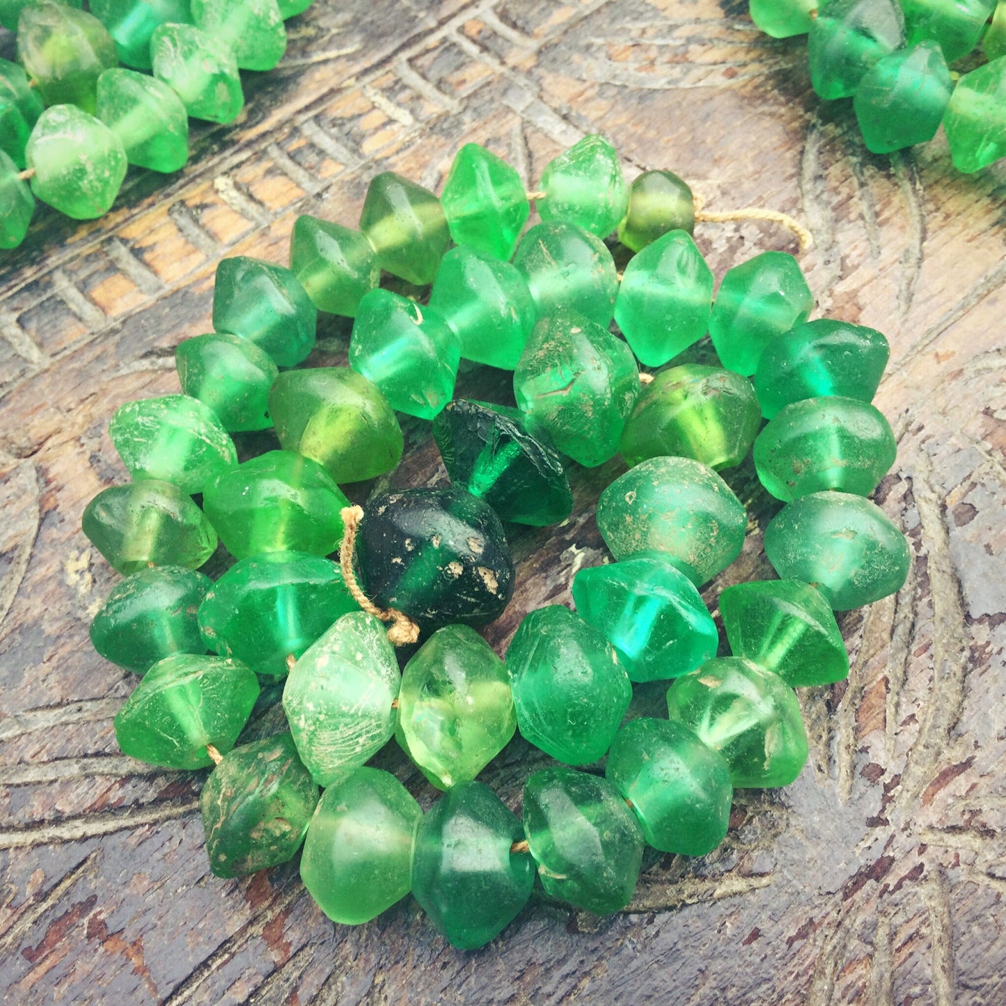 Vieilles perles de commerce vert émeraude, Perles antiques icône verre de Bohême, Perles anciennes africaines vaseline translucide vintage