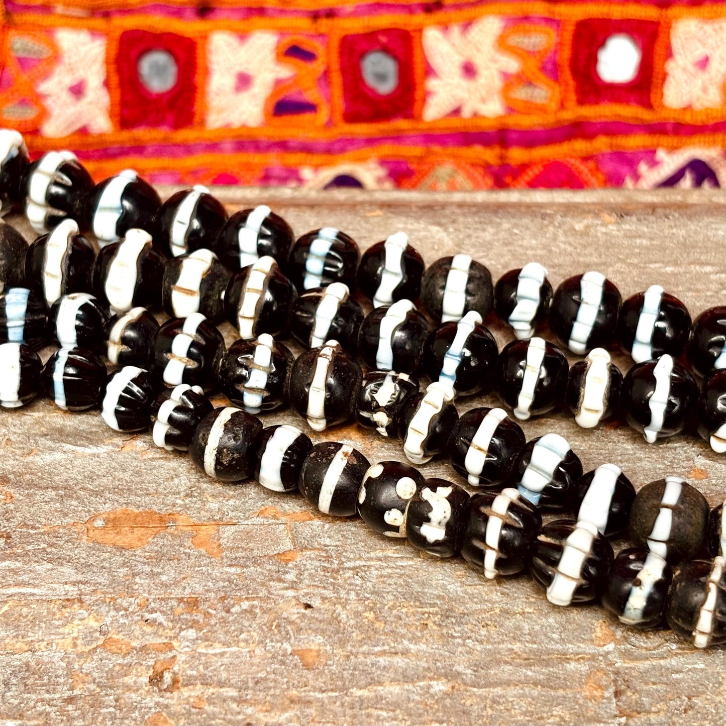 Perles de commerce anciennes, Perles de Venise anciennes, Perles noires et blanches, Perles verre anciennes, Perles à volants africaines