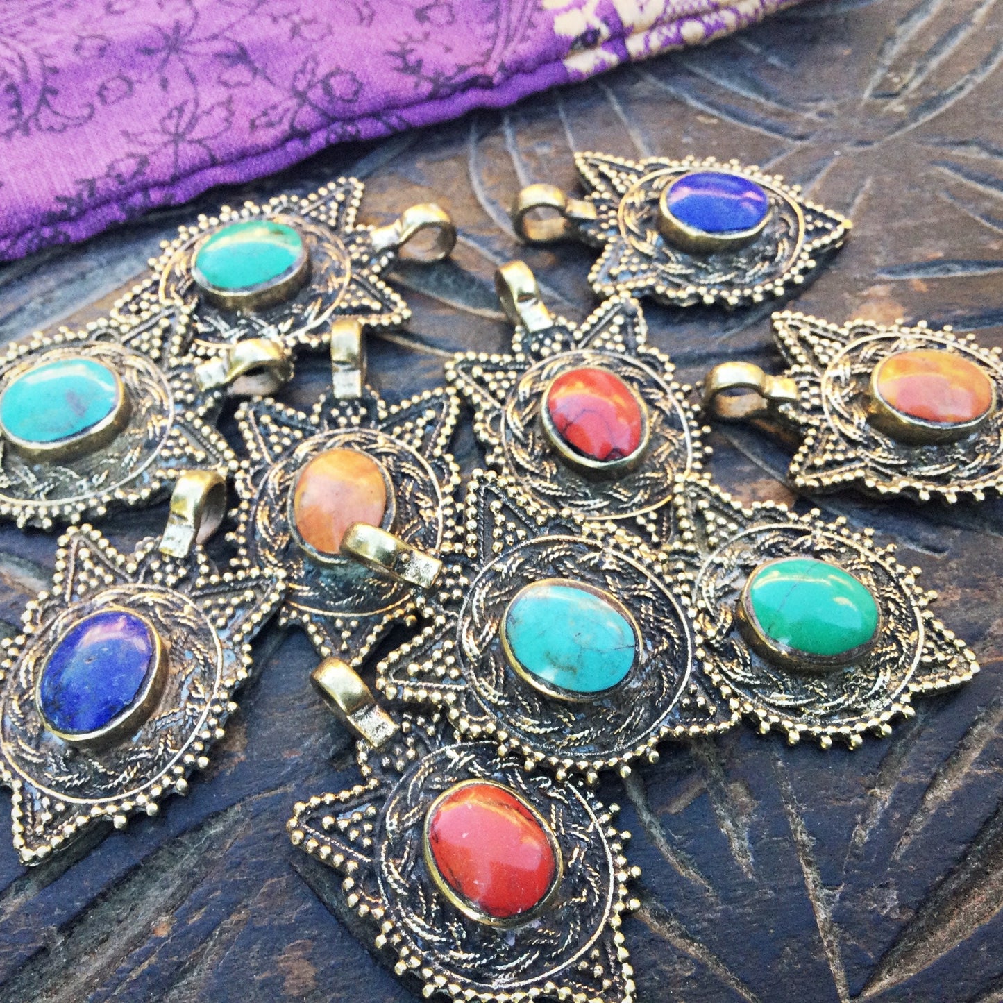 Breloque charm ethnique tribal doré avec pierres, Pendentif Afghan Kuchi danse orientale tribal fusion, Fabrication création bijoux costumes