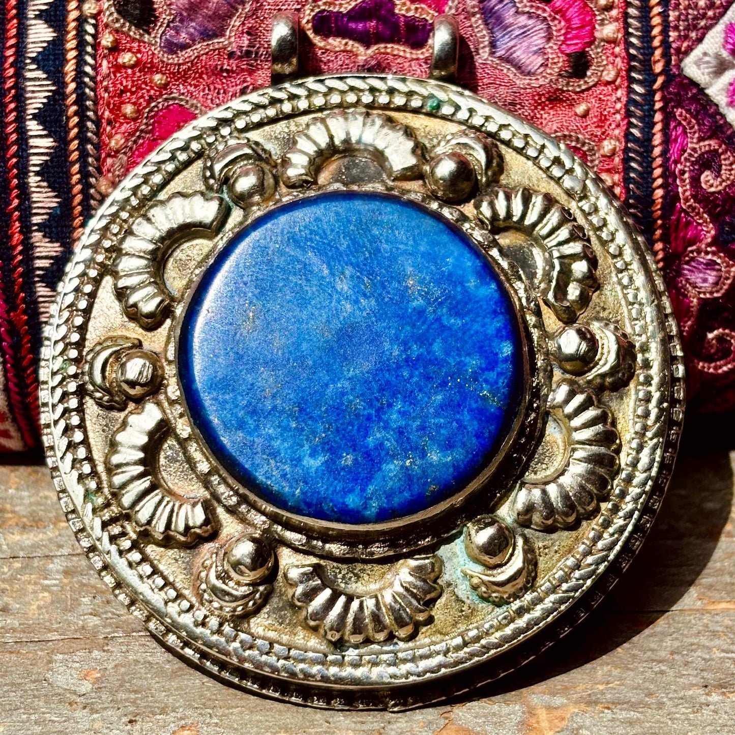 Pendentif Turkmène Rond Lapis Lazuli Argent - Bijou Tribal Ethnique Pierre Bleue - Statement Oriental Vintage