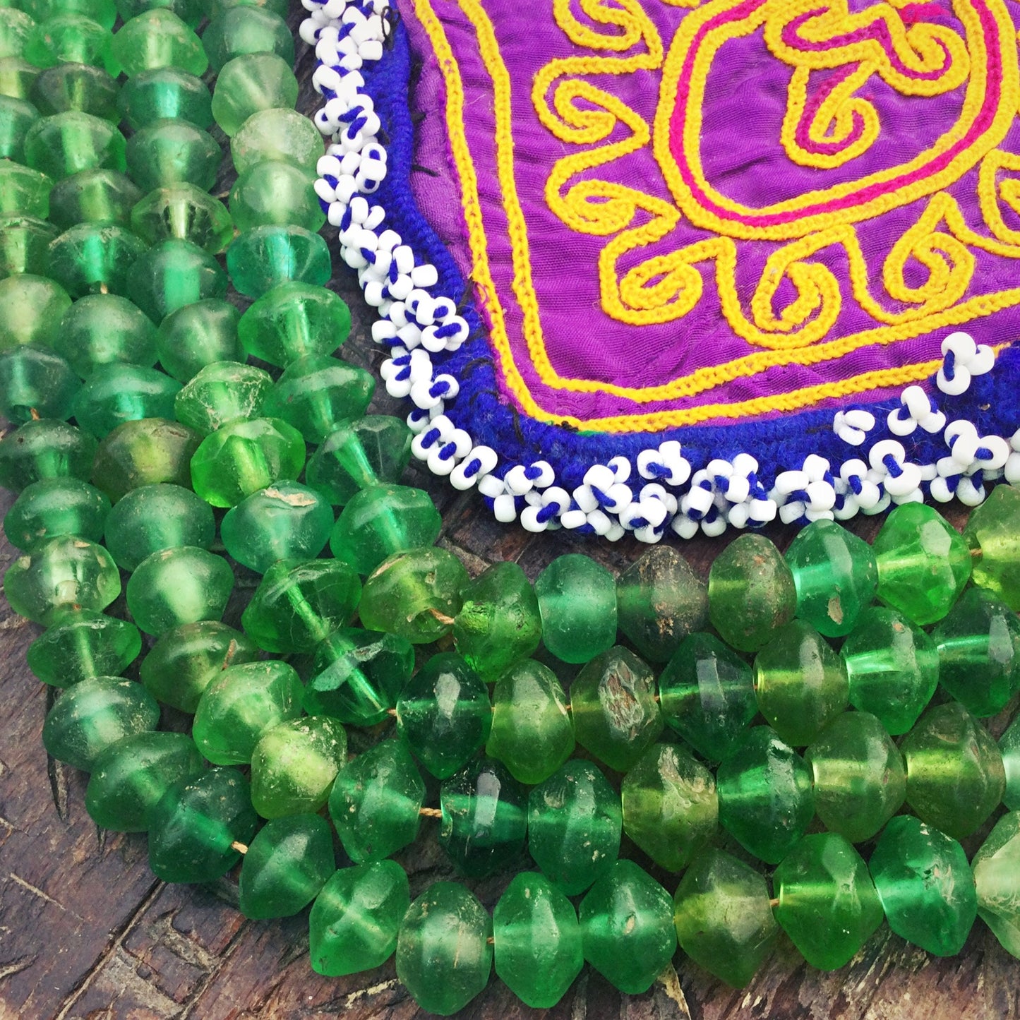 Vieilles perles de commerce vert émeraude, Perles antiques icône verre de Bohême, Perles anciennes africaines vaseline translucide vintage