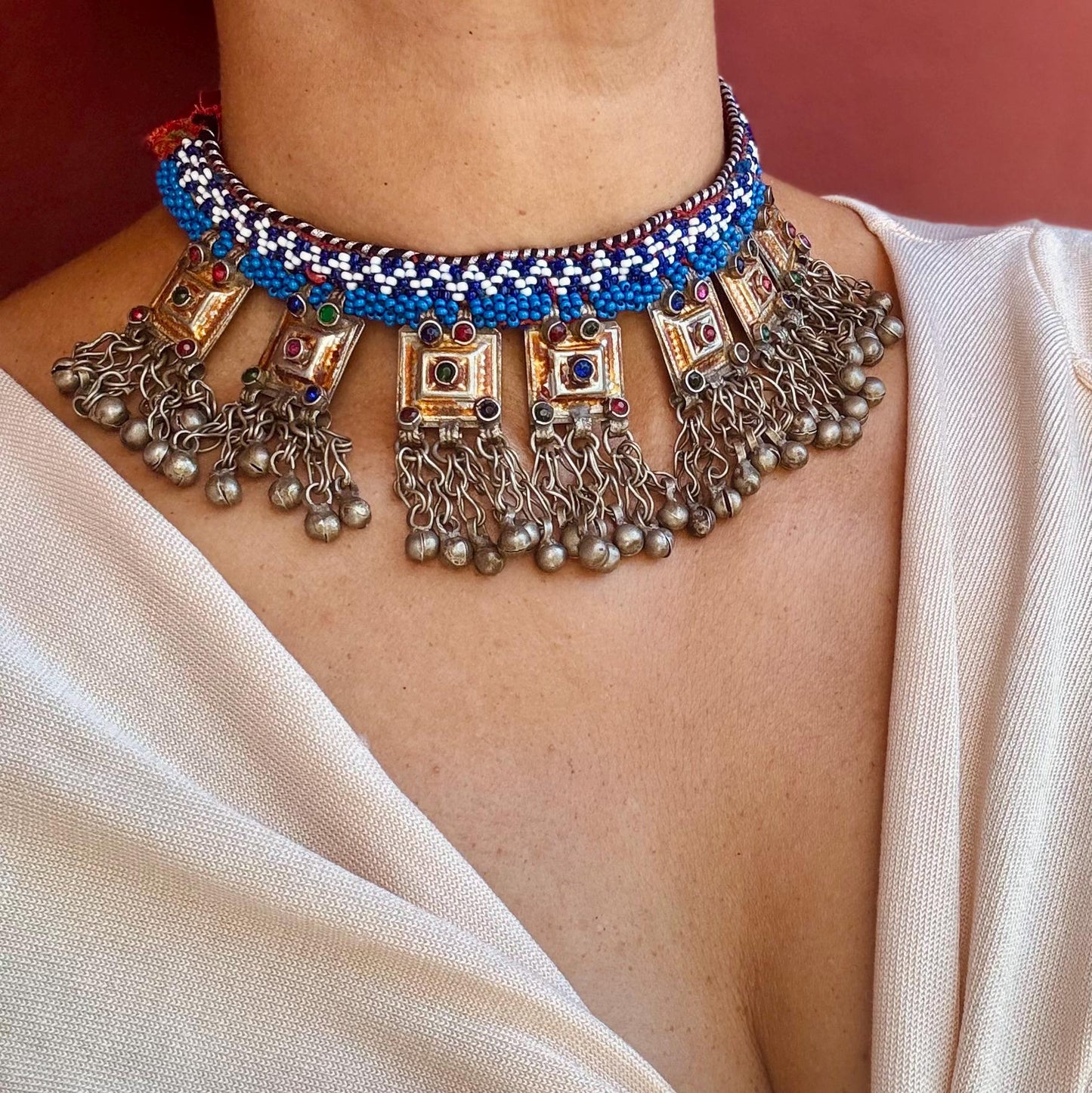 Collar gargantilla boho tribal oriental, collar corto con cuentas afganas de tribu nómada, collar con colgante étnico hippie gitano estilo tribal fusión.