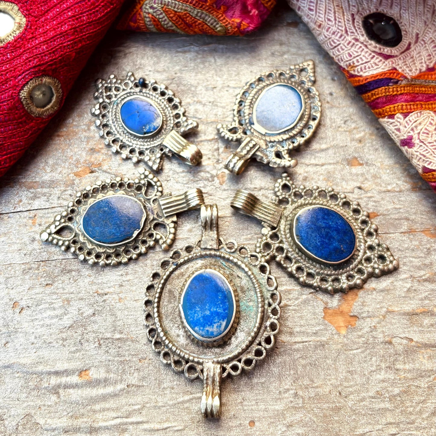 Lot de 5 pendentifs anciens afghans métal lapis, Conception bijoux vintage asiatiques oriental tribus nomades, Danse orientale tribal fusion
