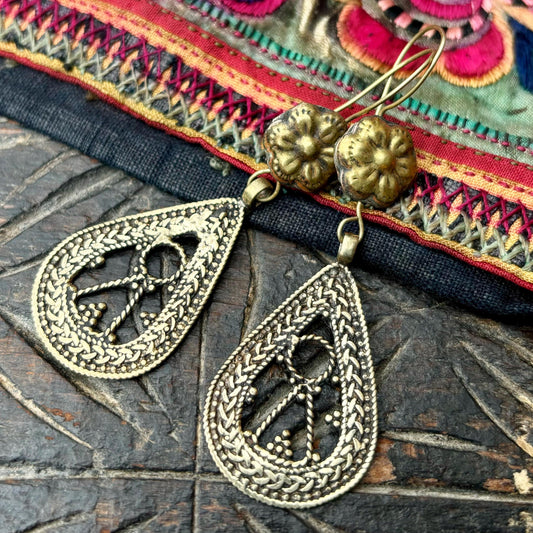 Boucles d'oreilles goutte filigrane dorées Kazakh - Bijou ethnique tribal élégant