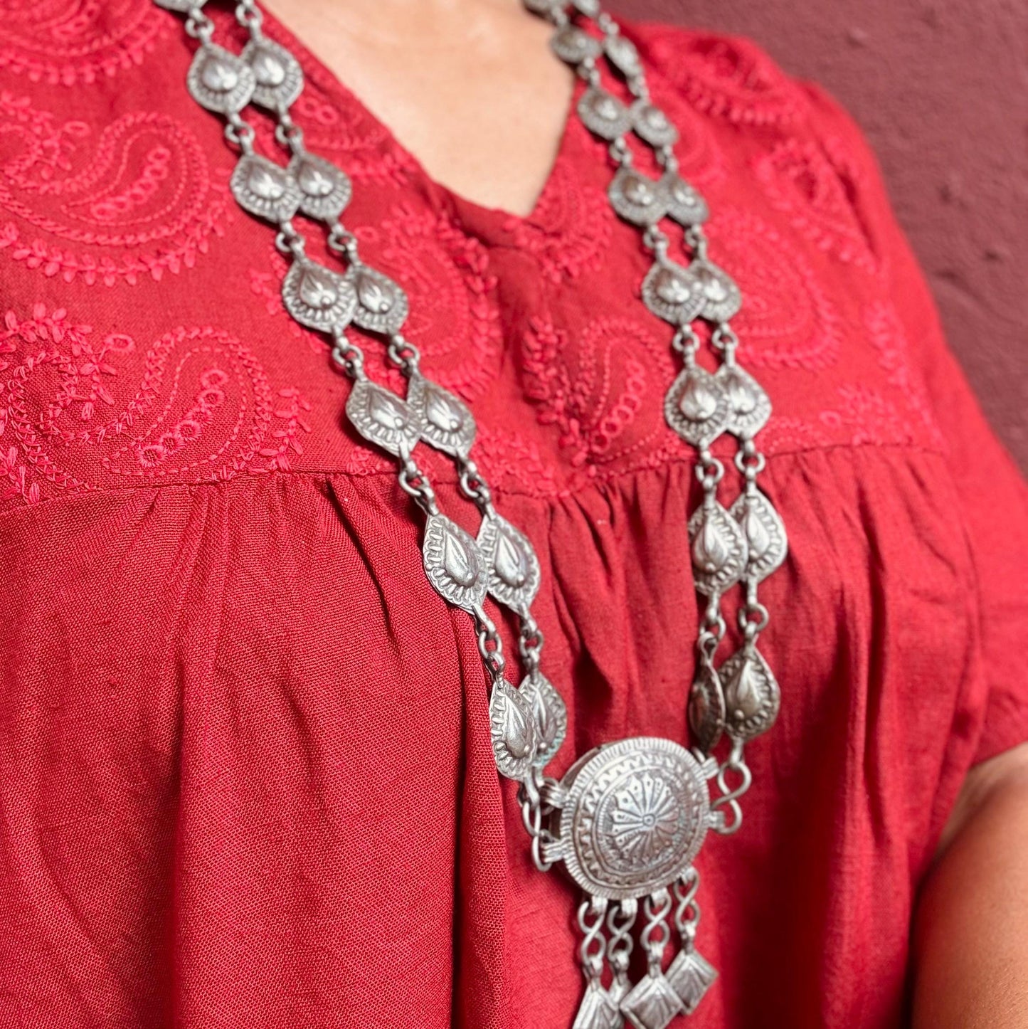 Collar largo doble hilera estilo boho tribal, collar antiguo de metal de Cachemira, India, vintage, tribal, collar étnico oriental hippie asiático para festivales.