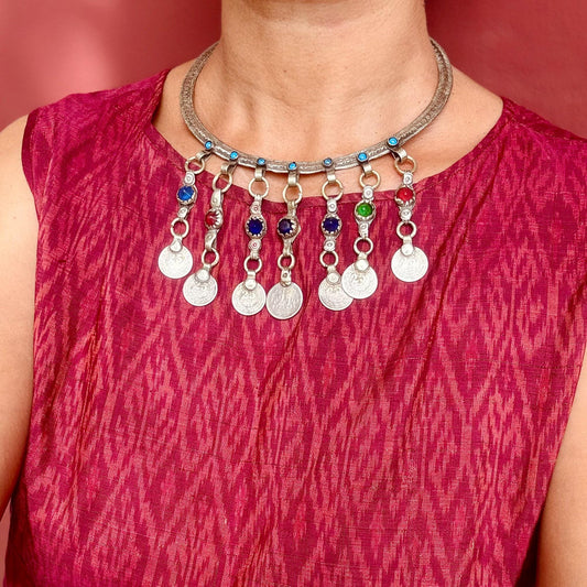 Collier rigide torque argenté pièces boho tribal, Collier ras de cou afghan tribu nomade ethnique hippie gypsy, Style oriental tribal fusion