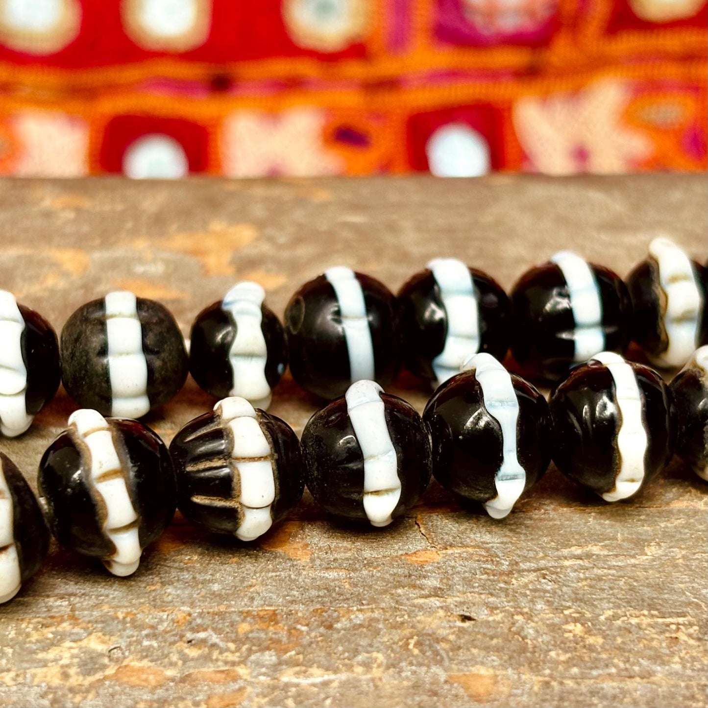 Perles de commerce anciennes, Perles de Venise anciennes, Perles noires et blanches, Perles verre anciennes, Perles à volants africaines