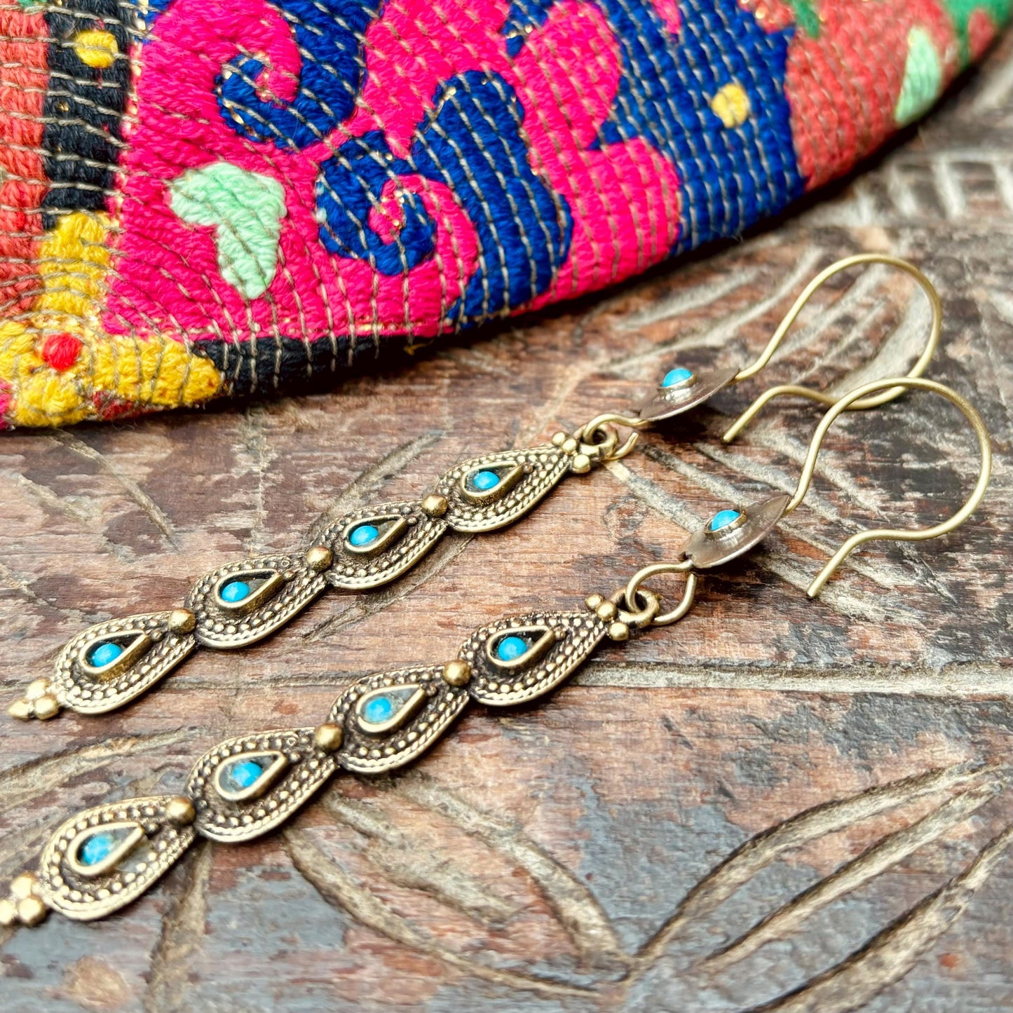 Boucles d’oreille boho ethniques tribales vintage, Bijou oriental asiatique Afghan, Boucles longues rigides pierre bleue, Cadeau pour femme