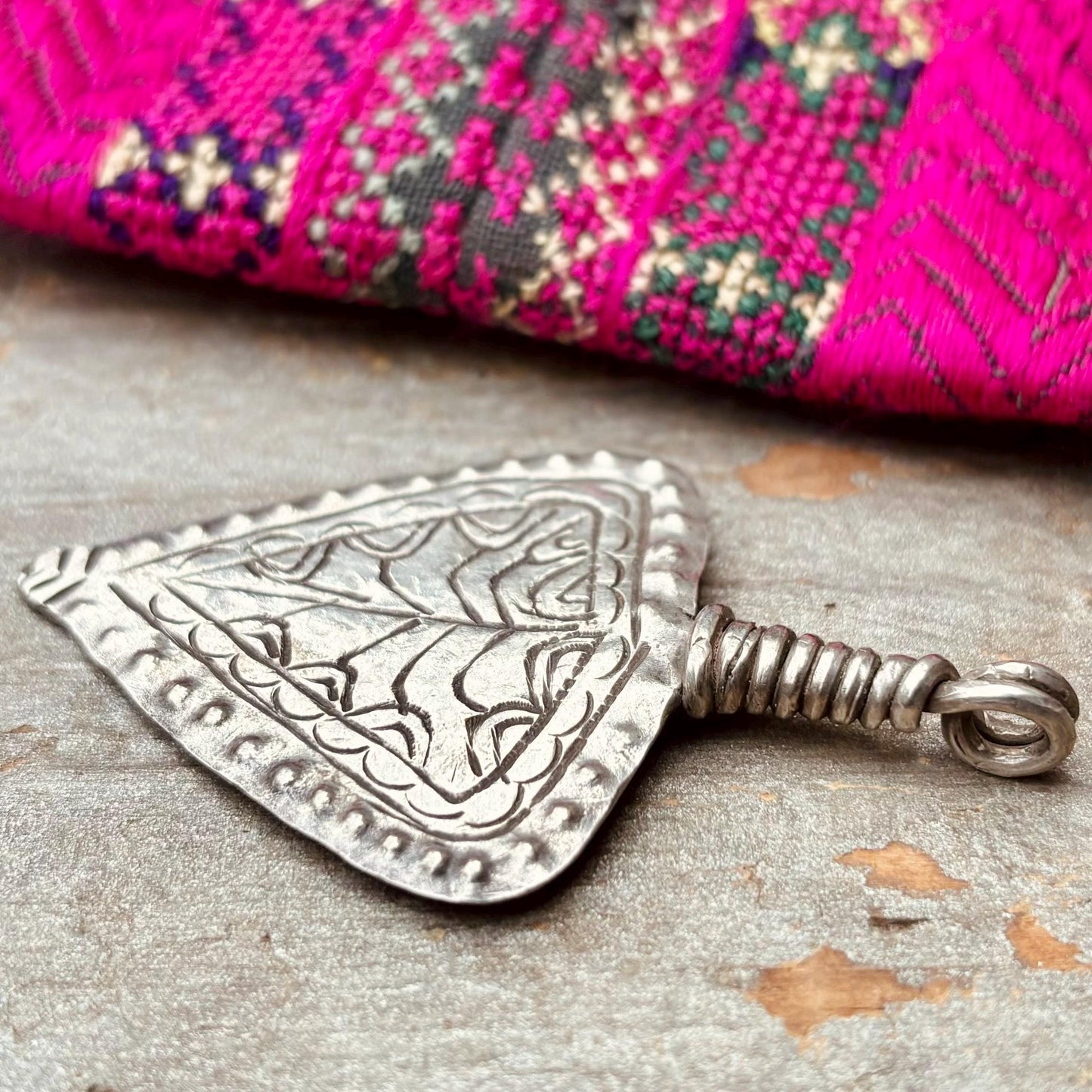 Pendentif ethnique argent pointu, Bijoux Afghans Hazara ethniques anciens, Bijoux Asie tribus nomades, Pendentif gravé boho tribal vintage