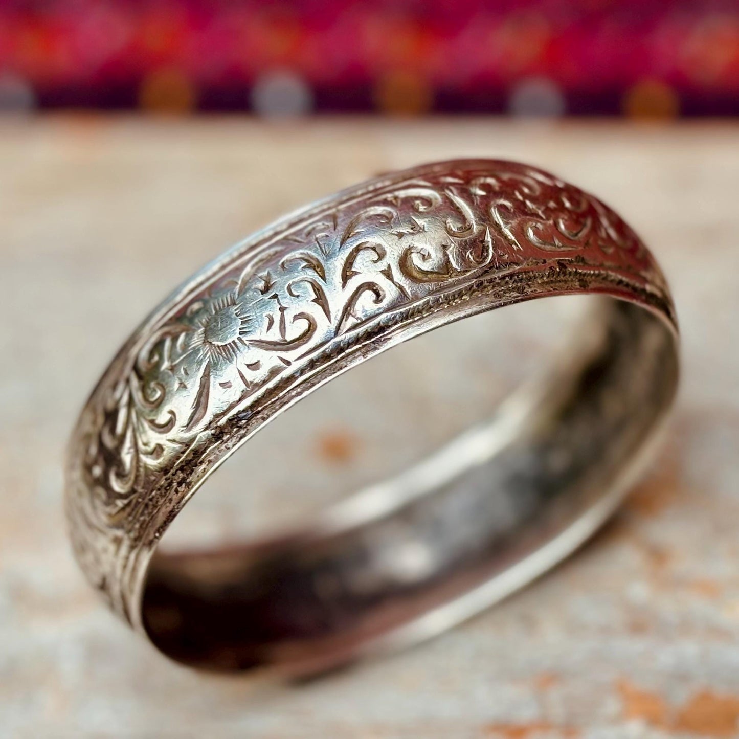 Bracelet Berbère ancien en argent - Jonc tribal ciselé du Maroc