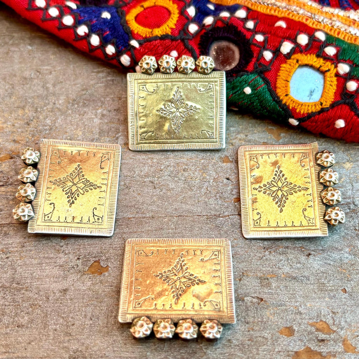 4 pendentifs tribal ethnique Turkmène Yomud, Pendentif rectangulaire ancien argent doré, Bijou asiatique oriental vintage, Antiquités Asie