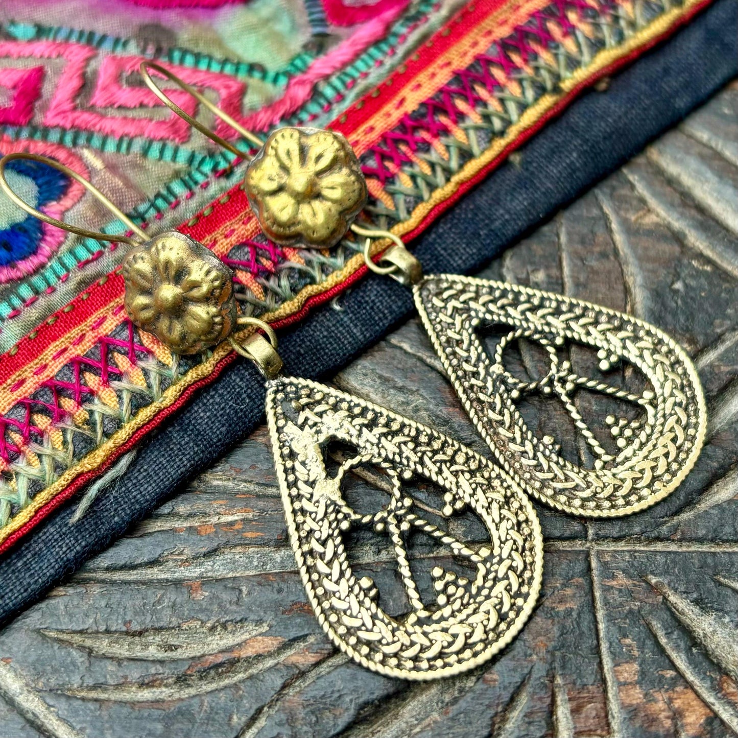 Boucles d'oreilles goutte filigrane dorées Kazakh - Bijou ethnique tribal élégant