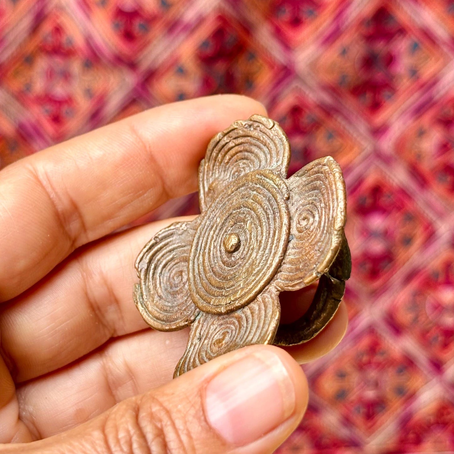 Bague Dogon bronze ancienne, Vieille bague africaine Mali nénuphar, Amulette talisman tribal, Bijou ethnique vintage Afrique de l'Ouest