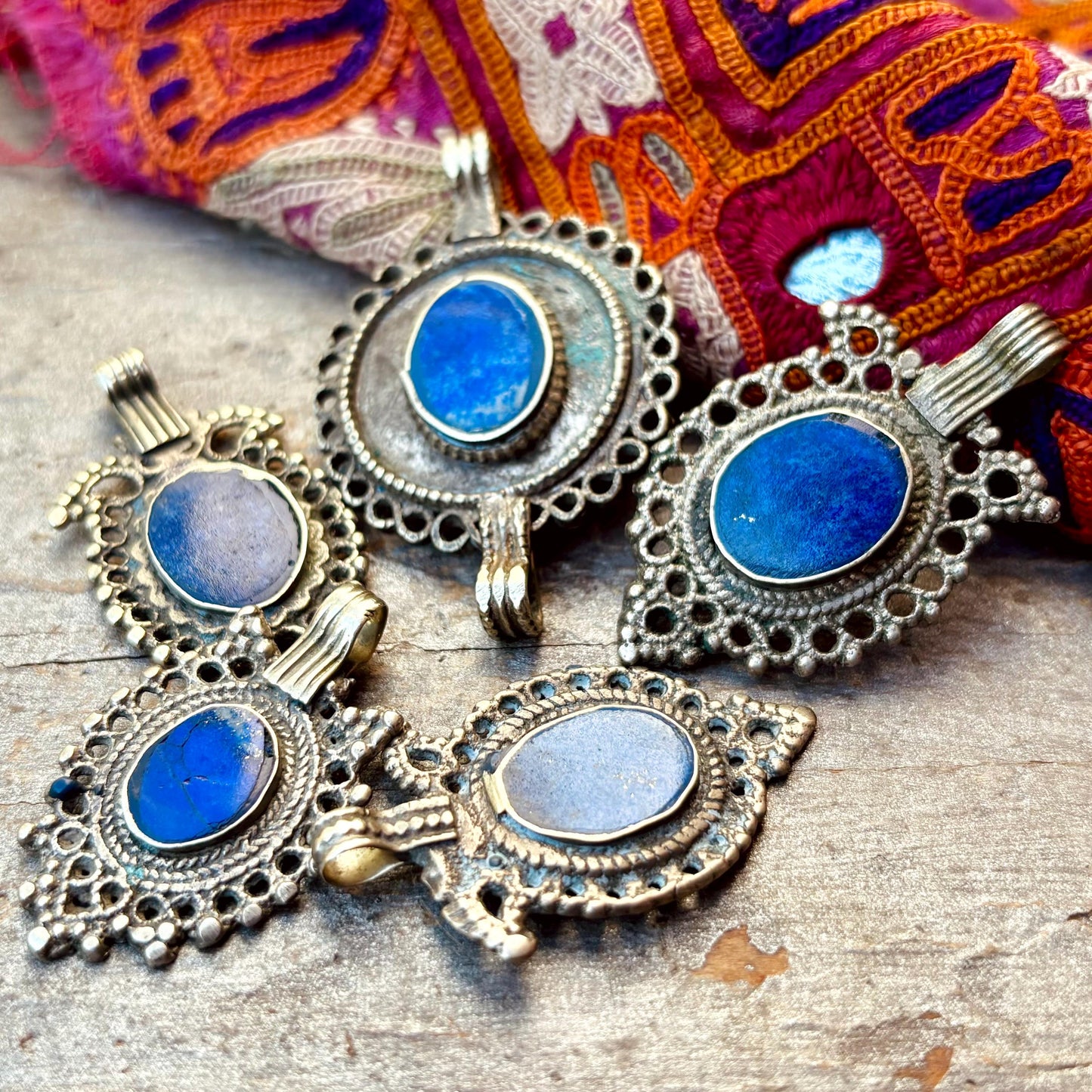 Lot de 5 pendentifs anciens afghans métal lapis, Conception bijoux vintage asiatiques oriental tribus nomades, Danse orientale tribal fusion