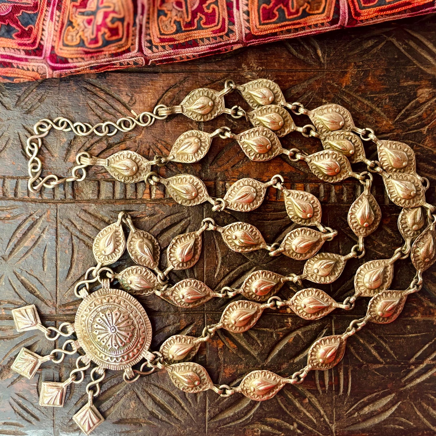 Collar largo doble hilera estilo boho tribal, collar antiguo de metal de Cachemira, India, vintage, tribal, collar étnico oriental hippie asiático para festivales.