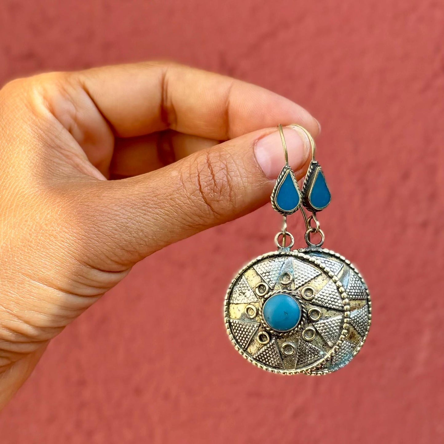 Boucles d’oreille dorée ronde pierre bleue, Style ethnique antique, Boucles asiatique tribale orientale élégante, Bijou boho Afghan Kazakh