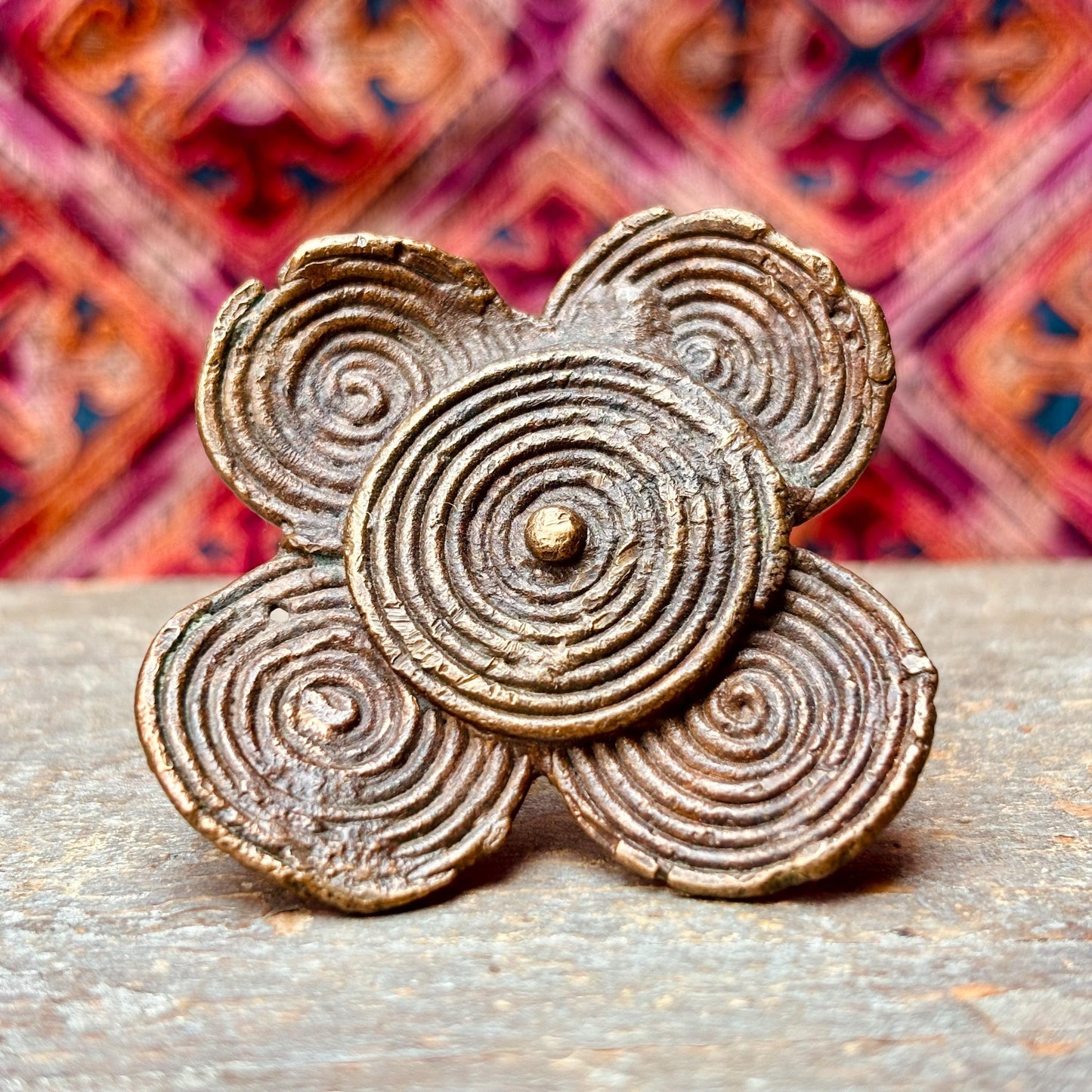 Bague Dogon bronze ancienne, Vieille bague africaine Mali nénuphar, Amulette talisman tribal, Bijou ethnique vintage Afrique de l'Ouest